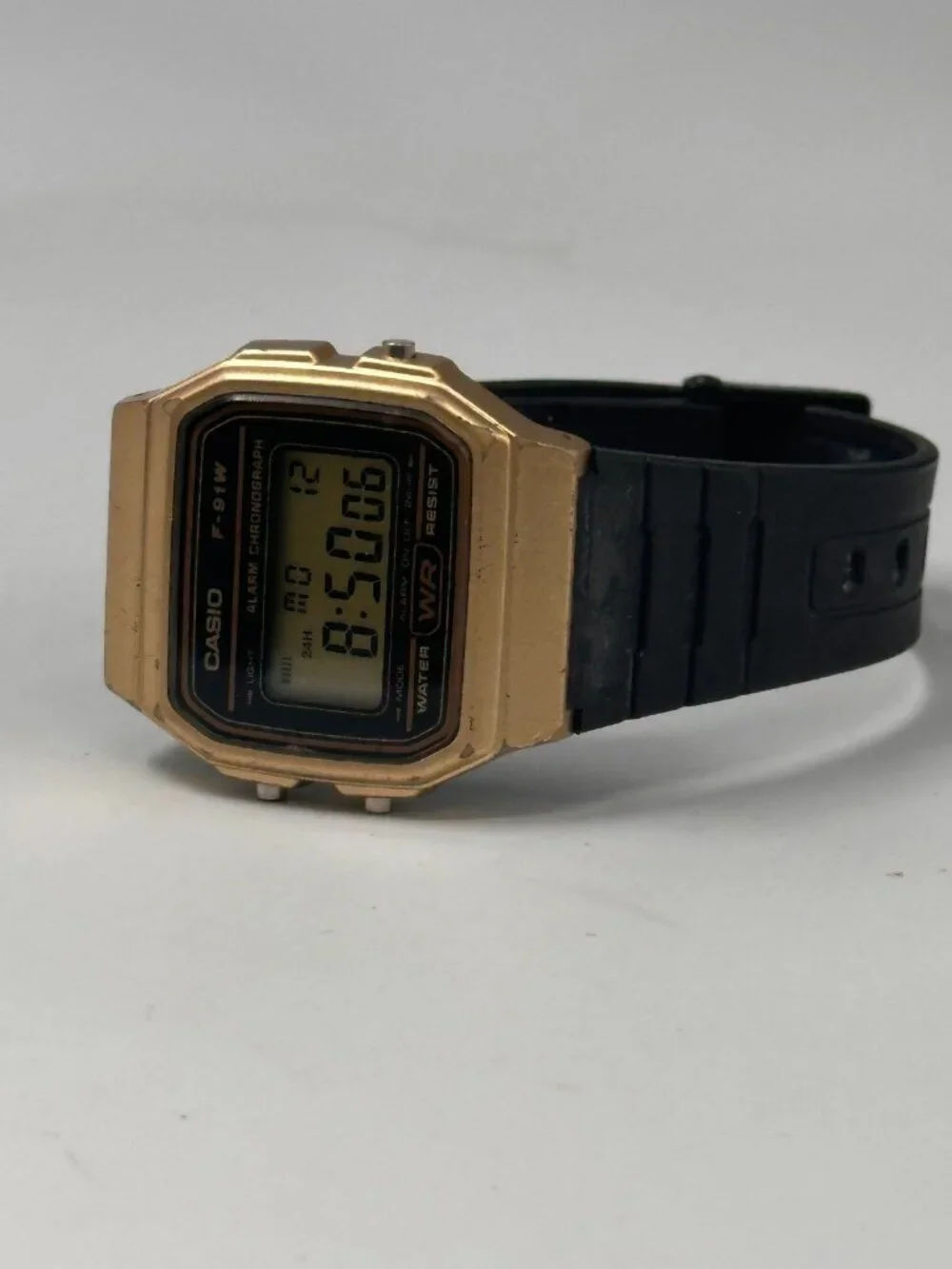VIntage Casio Watch Mens 33mm Gold Tone Black Alarm 593 F-91W New Battery